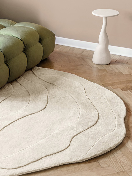 Creme white irregular rug in a living room