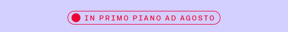Etichetta: In primo piano ad agosto, con cerchio rosso e testo in maiuscolo.