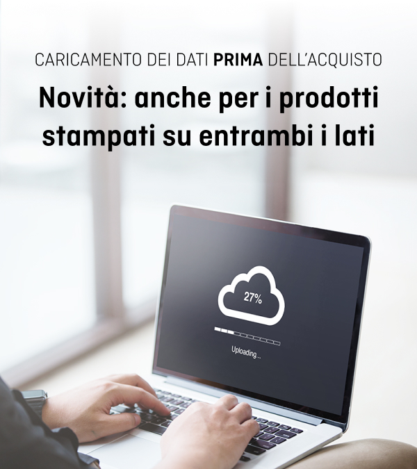 Il laptop mostra l'avanzamento del caricamento al 27% con l'icona di una nuvola, mani che digitano sulla tastiera, testo “Caricamento dati prima dell'acquisto ora disponibile anche per prodotti stampati su entrambi i lati”.