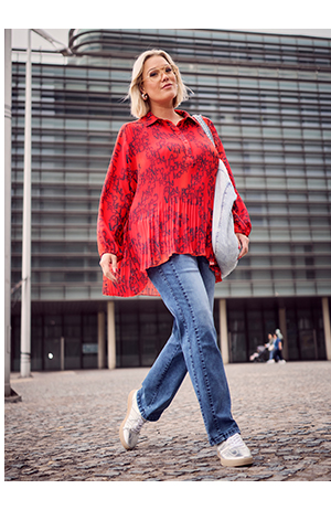 Blusa dal taglio svasato con plissettatura, scritta, collo da camicia e maniche lunghe