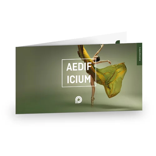 Biglietto da visita pieghevole con una donna che balla in abito giallo e la scritta “AEDIFICIUM” in lettere bianche e il logo bianco di Onlineprinters.