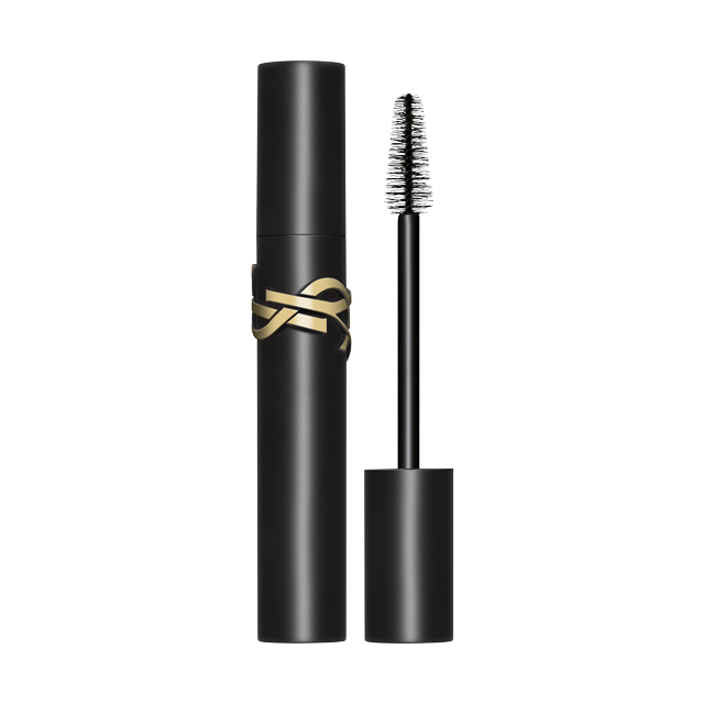 Un tubetto di mascara nero YSL con logo dorato, accanto al suo applicatore a spazzola con setole scure.