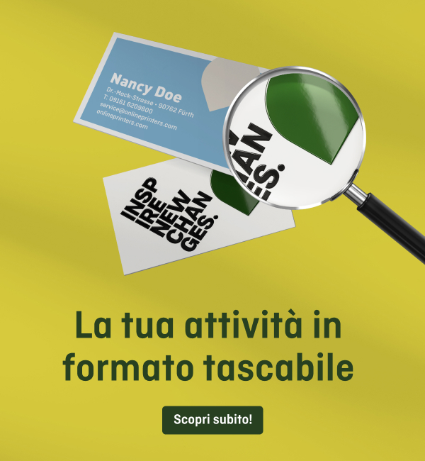 Due biglietti da visita, uno con il nome Nancy Doe e i suoi recapiti, l'altro con la scritta «INSPIRE NEW CHANGES», sormontato da una lente d'ingrandimento, con sotto la scritta «La tua azienda in piccolo formato» e un pulsante «Ordina ora».