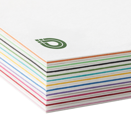 Diversi biglietti da visita bianchi con bordi colorati e il logo verde Onlineprinters nell'angolo.