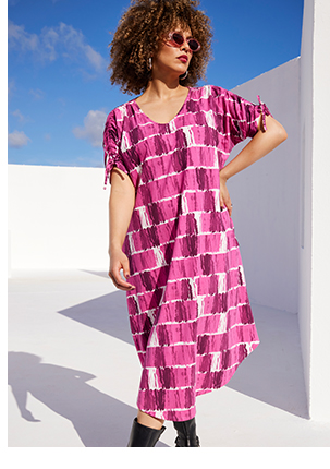 Abito midi in jersey con righe in stile batik, scollo a V e mezze maniche