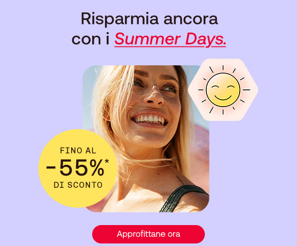 Immagine promozionale con sfondo lilla. In alto il testo “Risparmia ancora con i Summer Days”, con “Summer Days” in rosso e sottolineato. Al centro, una donna bionda sorridente alla luce del sole, con un’icona a forma di sole sorridente accanto. Un bollino giallo riporta “Fino al -55%* di sconto”. In basso, un pulsante rosso con la scritta “Approfittane ora”.