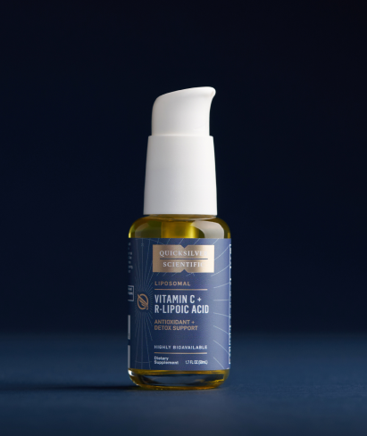 alt="Flacone di integratore di vitamina C liposomiale + acido R-lipoico di Quicksilver Scientific su sfondo blu scuro.»