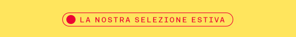 Pulsante o banner giallo con bordo rosso e testo la nostra selezione estiva, affiancato da un cerchio rosso.