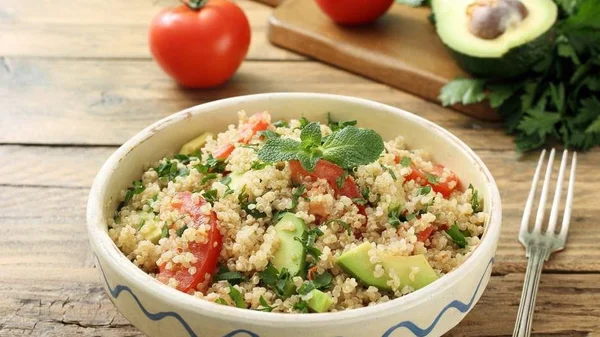 🌾La quinoa nel piatto: nutriente, leggera e senza glutine. Provala!