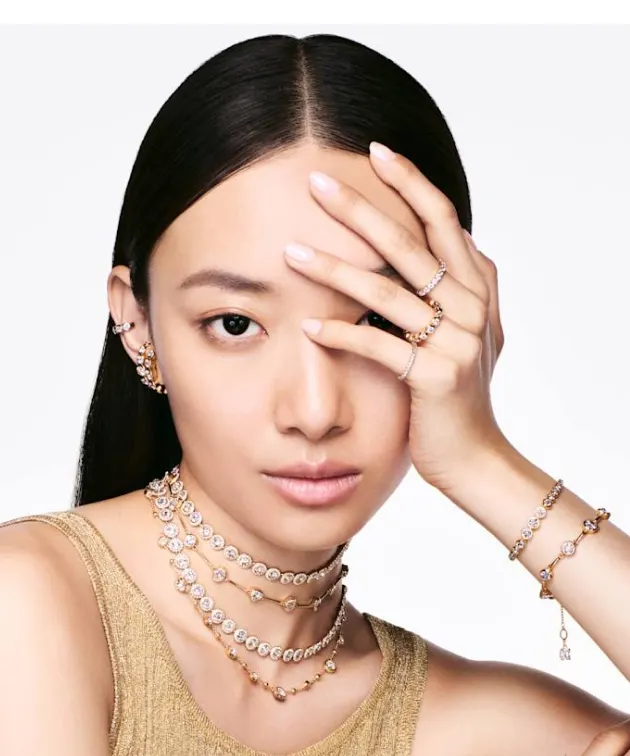 Modella con bracciali e anelli Swarovski