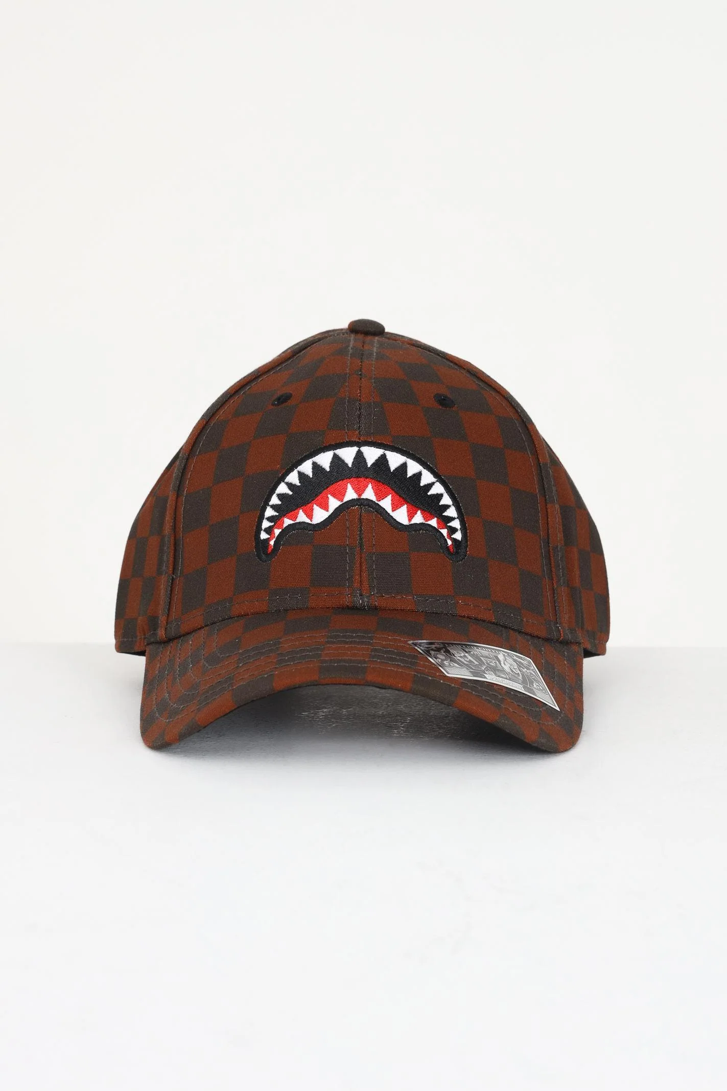 Image of SPRAYGROUND Cappello con visiera marrone e nero per uomo e donna con ricamo shark