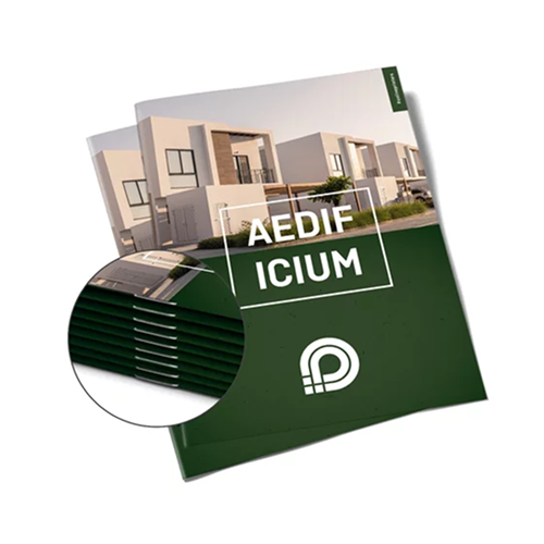 Opuscoli impilati dal titolo “AEDIFICIUM” con un'immagine di edifici residenziali moderni sulla copertina, dorso verde con logo Onlineprinters bianco.