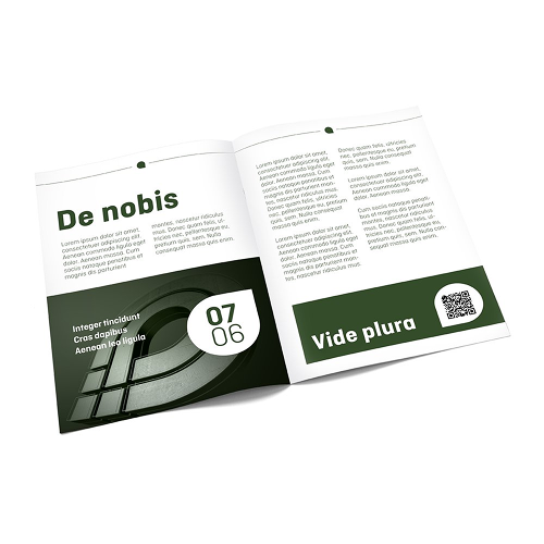 Brochure aperta con i titoli «De nobis» e «Vide plura», estratti di testo e un codice QR.