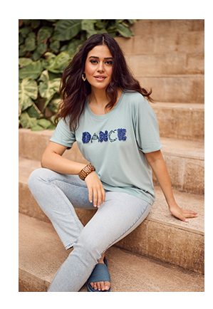 T-shirt dal taglio oversize con scritta, scollo a girocollo e mezze maniche