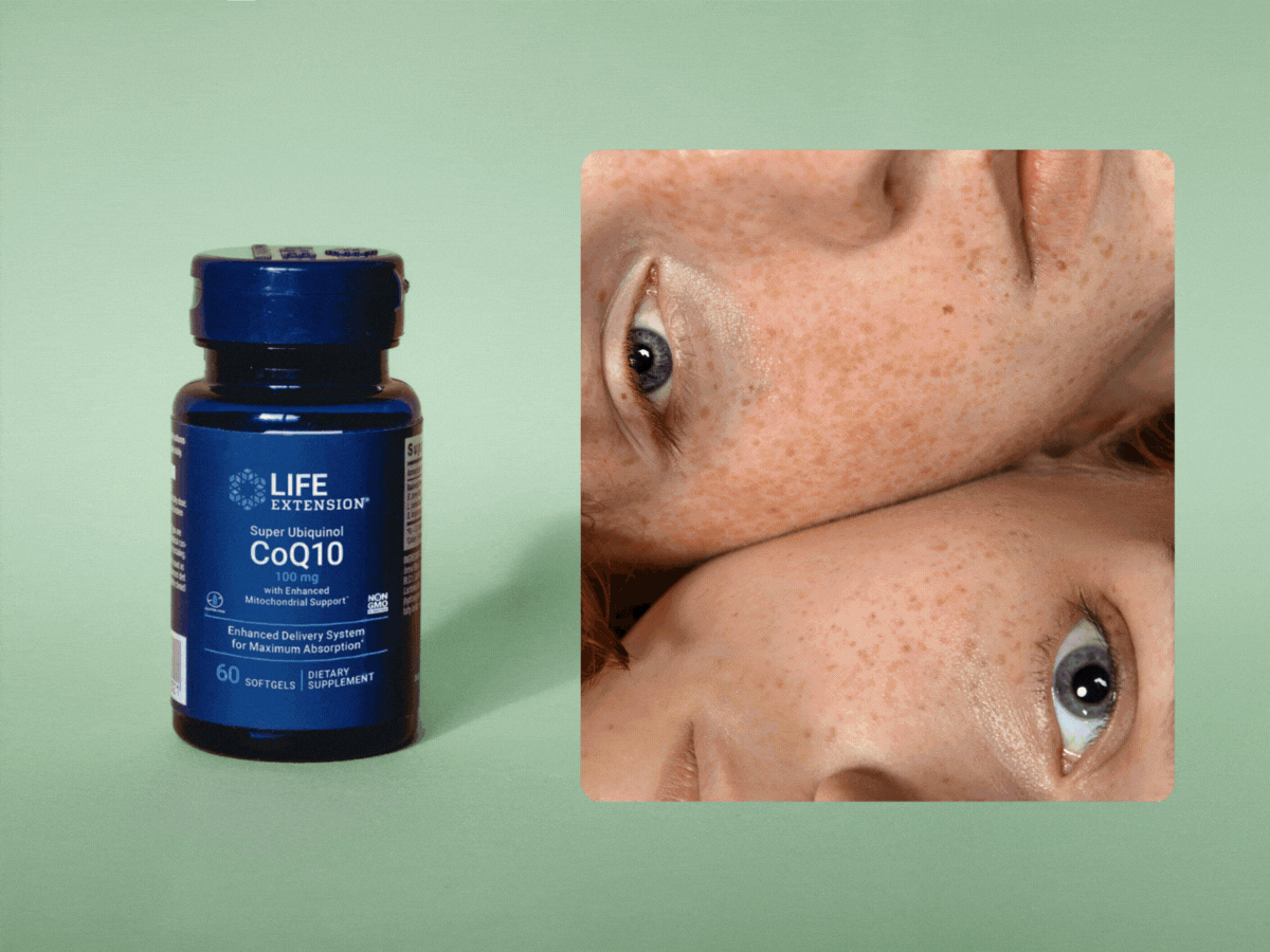 alt="Una bottiglia blu scuro di Life Extension SUper Ubiquinol CoQ10 visualizzata accanto a un'animazione che mostra diverse persone con una pelle sana e luminosa»