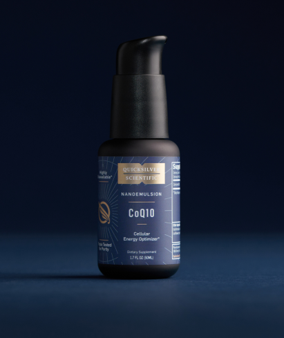 alt="Integratore alimentare Quicksilver Scientific Nanoemulsion CoQ10 in un flacone a pompa scuro, posto su uno sfondo blu intenso.»