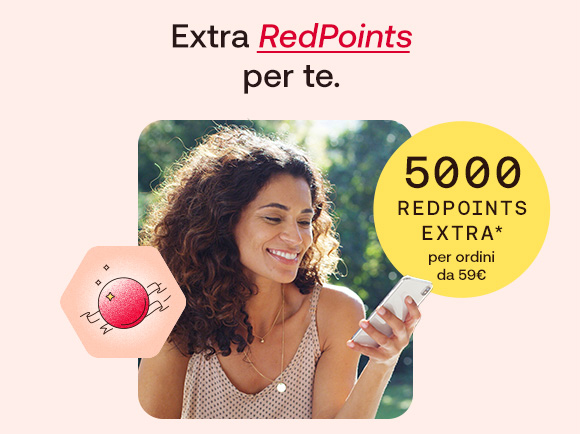 Donna sorridente all’aperto mentre guarda il suo smartphone. Accanto a lei un badge giallo con il testo “5000 RedPoints Extra per ordini da 49€” e una sfera rossa con simboli. Titolo: “Extra RedPoints per te”. Pulsante rosso con scritto “Approfittane subito”.