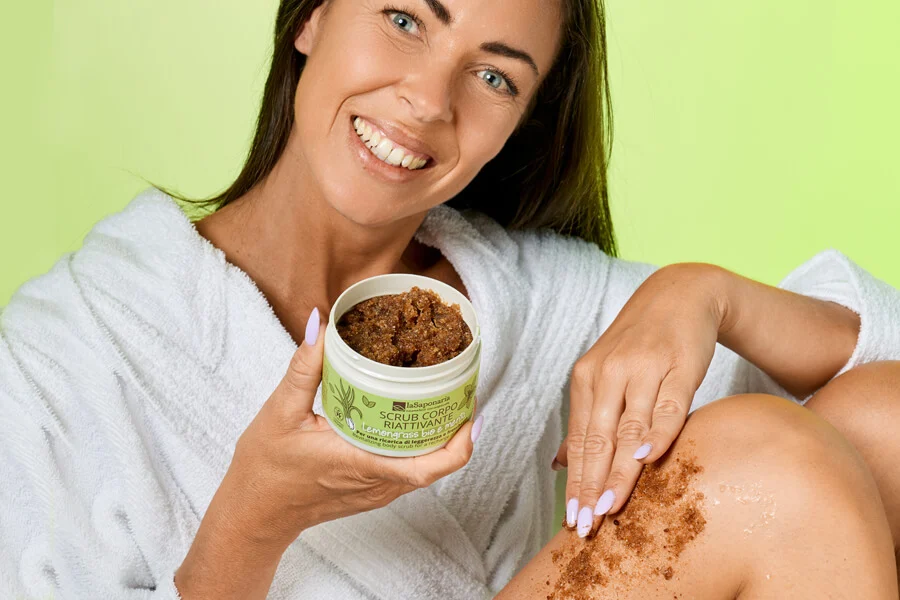 Scrub-corpo-biologico-riattivante-lemongrass-bio-menta-donna-applicazione-gamba-sorriso02