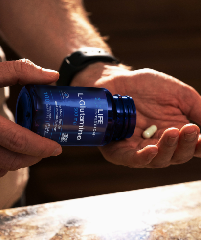 alt="Persona con in mano un flacone di integratore Life Extension L-Glutamina da 500 mg e si versa una capsula nella mano»