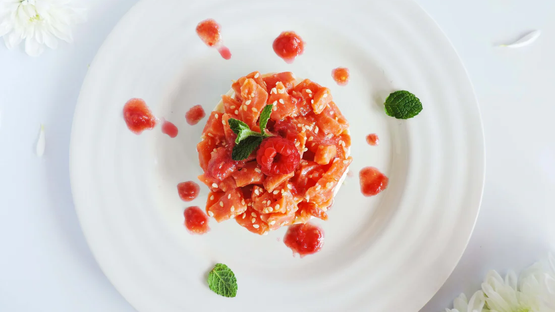 Tartare di salmone, zucchine, philadelphia e dressing al lampone