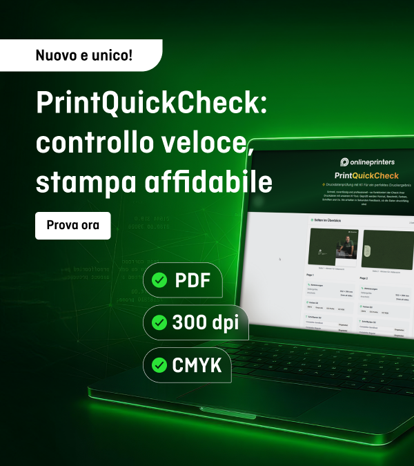 Pubblicità per PrintQuickCheck di onlineprinters con il testo “Nuovo e unico! PrintQuickCheck: verifica rapida, stampa sicura. Provalo subito” accanto a un laptop con la pagina web PrintQuickCheck aperta.