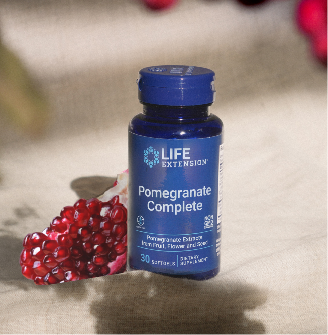 alt="Life Extension Pomegranate Flacone di integratore completo con accanto una fetta di melograno fresco, posta su uno sfondo di tessuto neutro.»