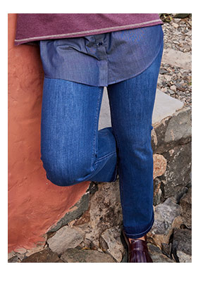 Jeans modello Sarah con taglio boot cut, orli sfrangiati e denim elasticizzato