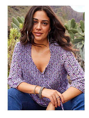 Blusa a punto smock con design floreale, taglio svasato, scollo a girocollo e maniche a 3/4