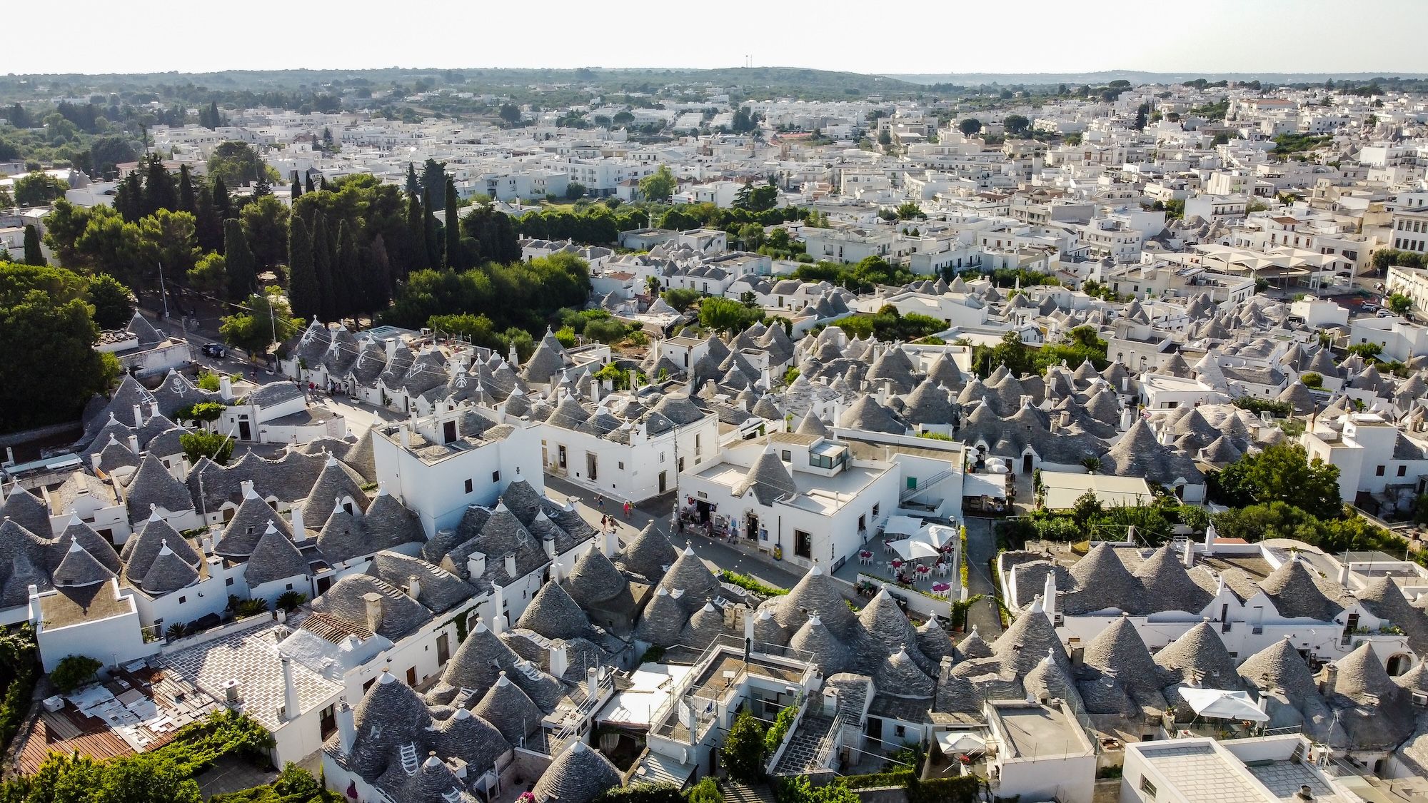 Tra trulli, muretti a secco e borghi bianchi: un viaggio lento in Valle d’Itria