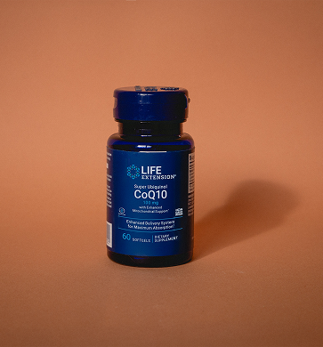 alt="Life Extension Flacone Super Bio-Quinone CoQ10 su sfondo arancione con ombra»