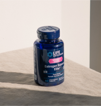 alt="Un flacone di integratore alimentare Life Extension Estrogen Balance Elite® posto su una superficie di tessuto beige alla luce solare naturale.»