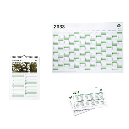 Tre calendari: un calendario da parete con gli anni fino al 2033, un calendario da tavolo con vista mensile e un calendario a spirale per gennaio.