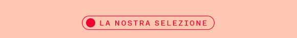 Banner color pesca con un pulsante bordato in rosso e sfondo trasparente. All’interno, la scritta in maiuscolo: “LA NOSTRA SELEZIONE”, preceduta da un cerchio rosso pieno.