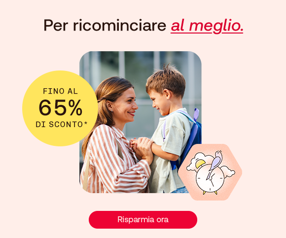 Una madre sorride al figlio che indossa uno zaino scolastico. In alto il testo: “Per ricominciare al meglio”, con “al meglio” evidenziato in rosso e sottolineato. Accanto all'immagine, un bollino giallo riporta: “Fino al 65% di sconto*”. In basso un'illustrazione con una sveglia rosa e un pulsante rosso con la scritta: “Risparmia ora”.