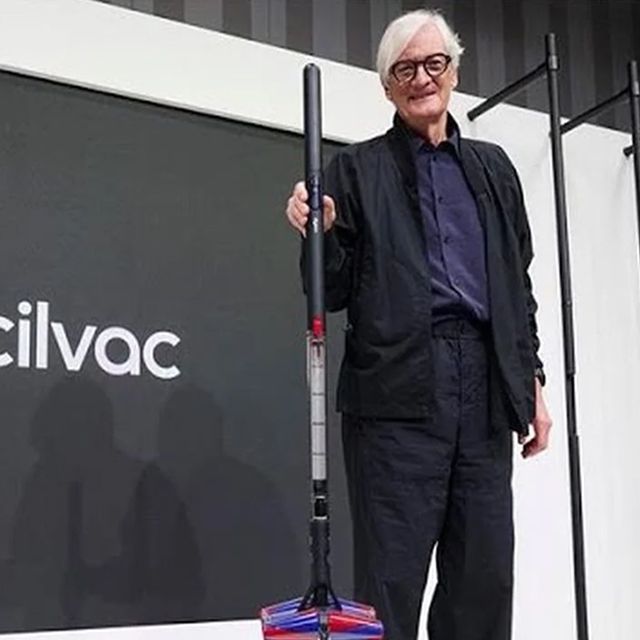 James Dyson presenta l’aspirapolvere senza filo Dyson PencilVac a un evento.