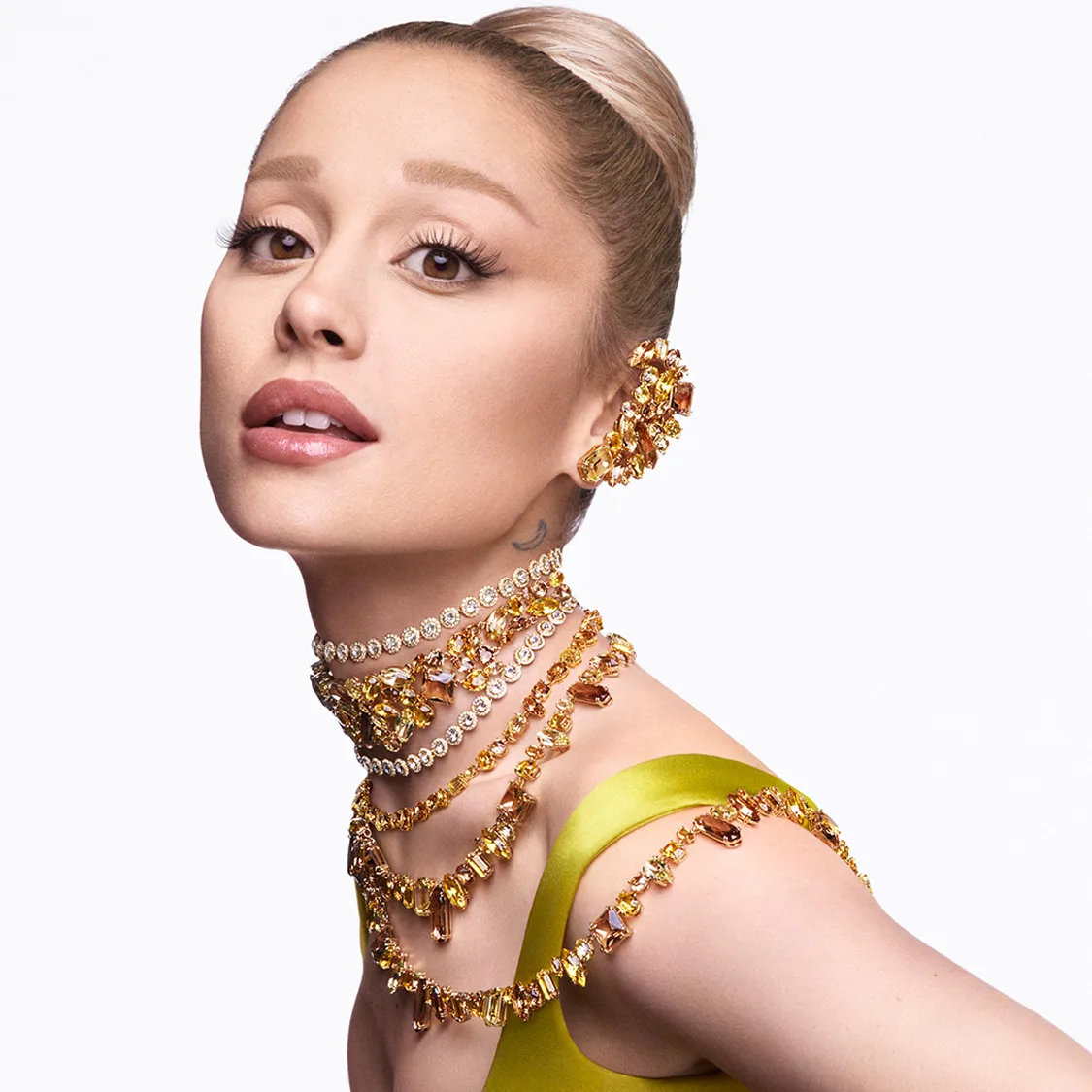 Ariana Grande indossa i gioielli Swarovski Gema