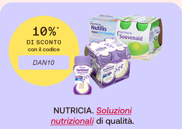 Immagine promozionale con sfondo lilla. A sinistra, un bollino giallo con la scritta “10%* di sconto con il codice DAN10”. A destra, tre prodotti Nutricia: una confezione di Nutilis Aqua Gel, una confezione di Souvenaid e un pack di Fortimel. In basso, il testo: “NUTRICIA. Soluzioni nutrizionali di qualità”, con “Soluzioni nutrizionali” evidenziato in rosso e sottolineato. Immagine promozionale con sfondo lilla. A sinistra, un bollino giallo con la scritta “10%* di sconto con il codice DAN10”. A destra, tre prodotti Nutricia: una confezione di Nutilis Aqua Gel, una confezione di Souvenaid e un pack di Fortimel. In basso, il testo: “NUTRICIA. Soluzioni nutrizionali di qualità”, con “Soluzioni nutrizionali” evidenziato in rosso e sottolineato.