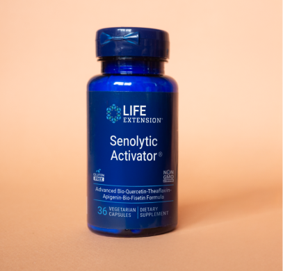 alt="Flacone Life Extension Super K con softgel su una mensola di legno accanto a una pianta verde»