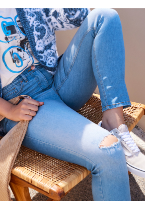 Jeans modello Sarah con taglio della gamba aderente, elasticizzazione e materiale riciclato
