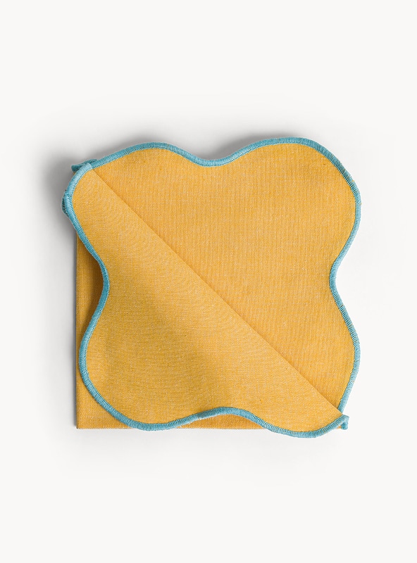 Tovagliolo in cotone con bordi smerlati e overlock