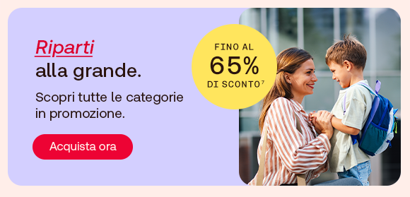 Una donna inginocchiata sorride al suo bambino con zaino scolastico. A sinistra, su sfondo lilla: Testo “Riparti alla grande” con “Riparti” in rosso corsivo. Sotto: “Scopri tutte le categorie in promozione”. Bollino giallo: “Fino al 65% di sconto”. Pulsante rosso: “Acquista ora”.