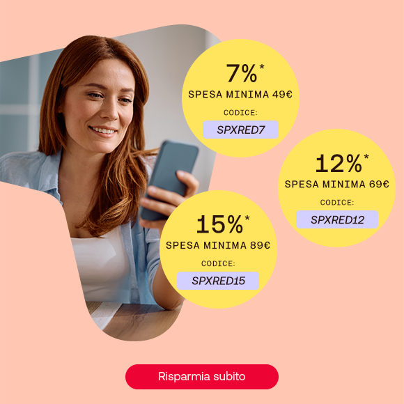 Donna sorridente guarda lo smartphone. Tre bollini gialli indicano sconti progressivi: • 7% con spesa minima 49 €, codice SPXRED7 • 12% con spesa minima 69 €, codice SPXRED12 • 15% con spesa minima 89 €, codice SPXRED15 In basso, pulsante rosso: “Risparmia subito”.