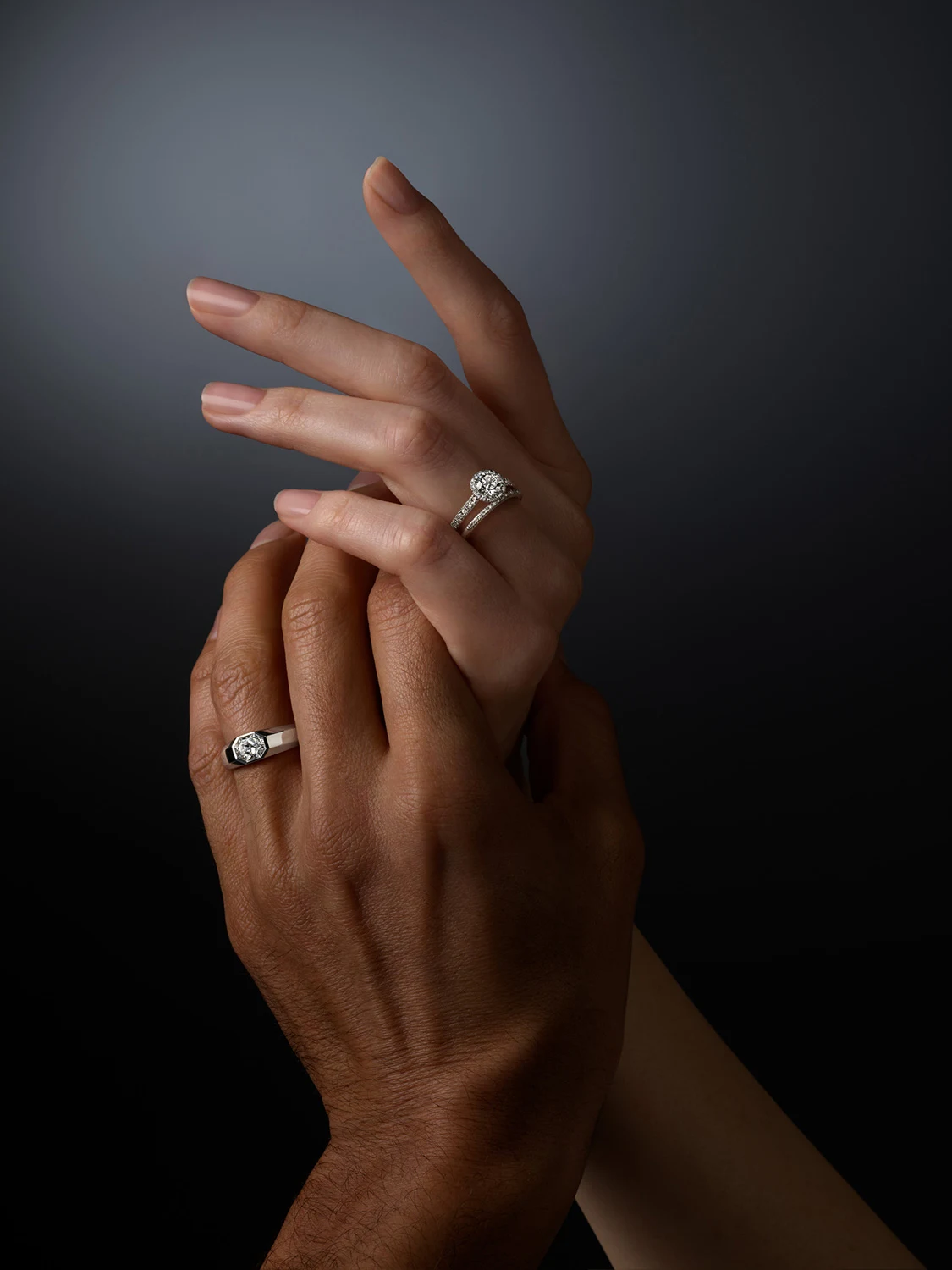 Due mani con indosso anelli Swarovski Created Diamonds