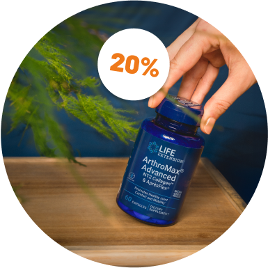 alt="Bottle of Life Extension Super Ubiquinol CoQ10 versando capsule softgel rosse su un piccolo piatto su una superficie ruvida»