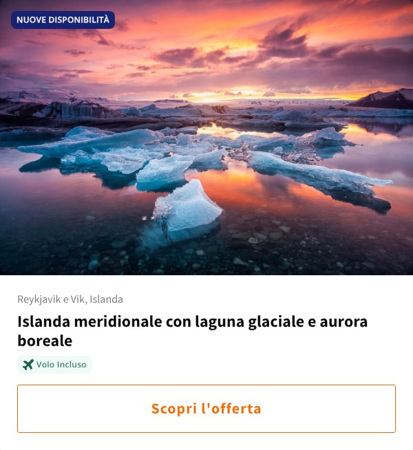 Islanda meridionale con laguna glaciale e aurora boreale