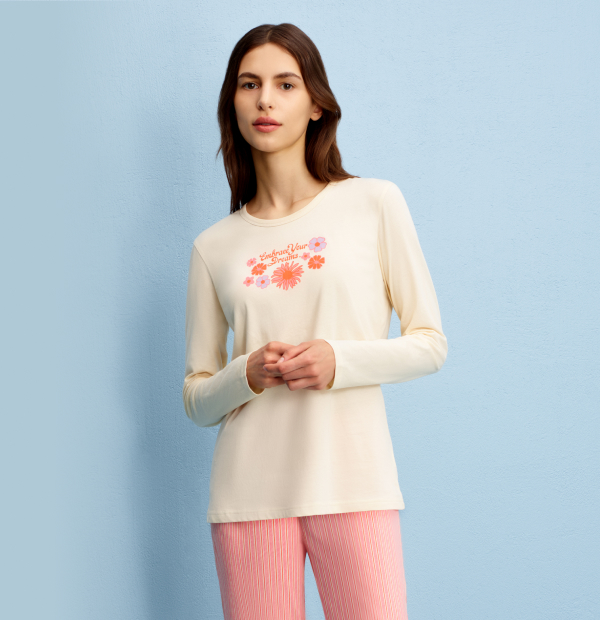 Pigiama donna avorio con fiori indossato da modella