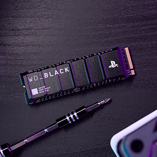 Primo piano di un SSD NVMe™ WD_BLACK SN850P per console PS5®, accanto a un cacciavite su un tavolo scuro.
