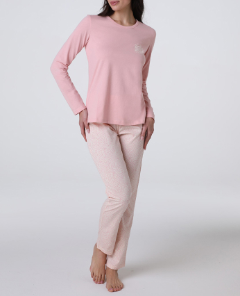 modella che indossa pigiama lungo rosa vintage