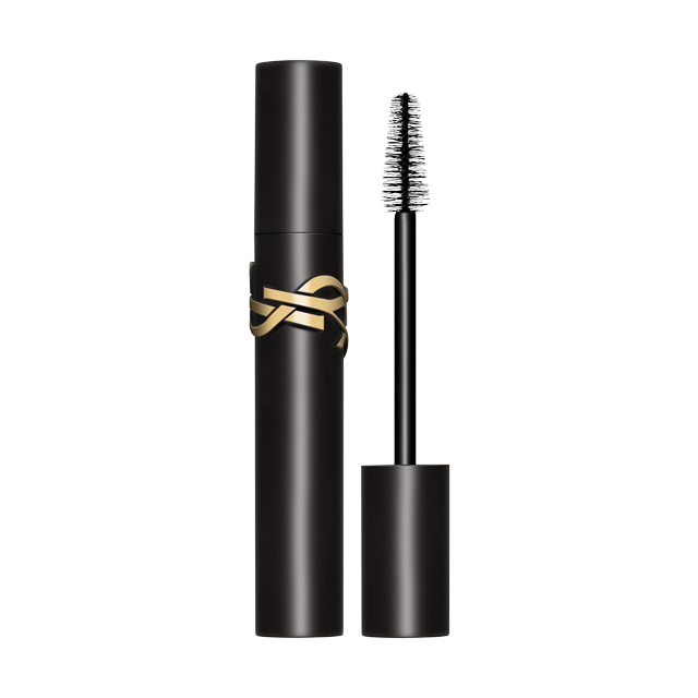 Un tubo di mascara nero con il logo YSL dorato, accompagnato dal suo applicatore. Sono esposti su una superficie bianca.