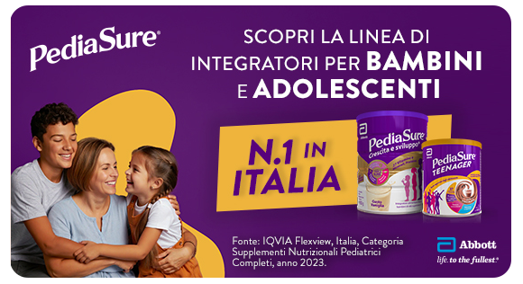 Immagine promozionale con sfondo viola. A sinistra, una famiglia felice con due genitori e due bambini abbracciati. A destra, i prodotti PediaSure: Crescita e sviluppo e Teenager. Testo centrale: “Scopri la linea di integratori per bambini e adolescenti”, con “bambini” e “adolescenti” evidenziati in bianco. Un riquadro giallo riporta: “N.1 in Italia”. In basso, il logo Abbott con il claim “life to the fullest” e una nota di fonte: IQVIA, 2023.